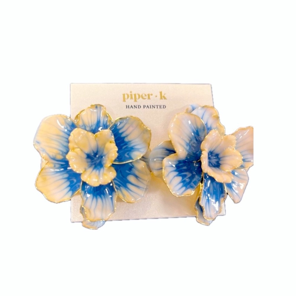 NWT ⚜️💙⚜️ Piper K Floral Hand Painted Blue and Cream Flower Stud  Earrings - Picture 3 of 7